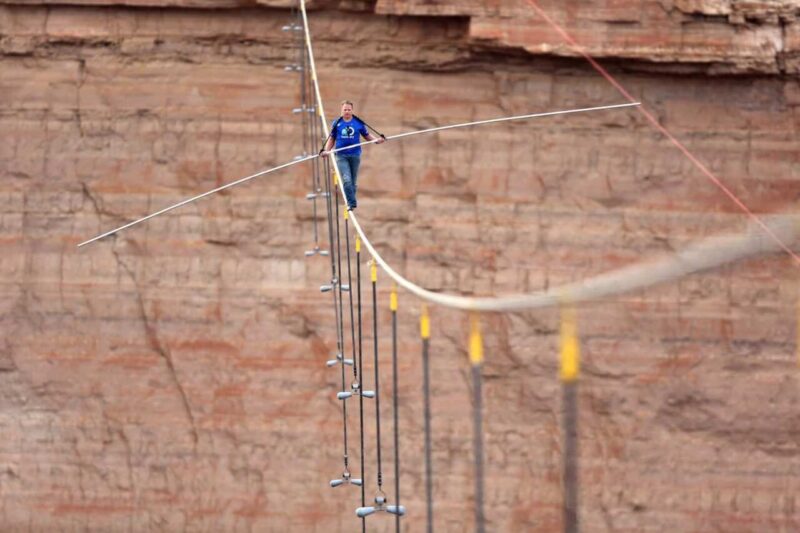 Nik Wallenda attraversa il Grand Canyon