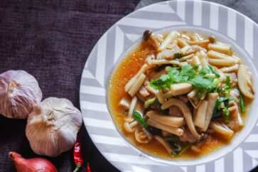 Cucina Thailandese: la ricetta del maiale con zenzero e funghi