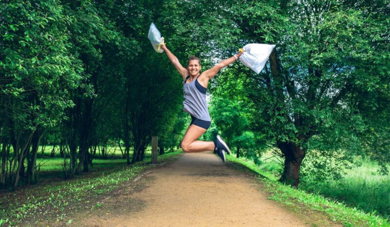 ragazza che fa plogging