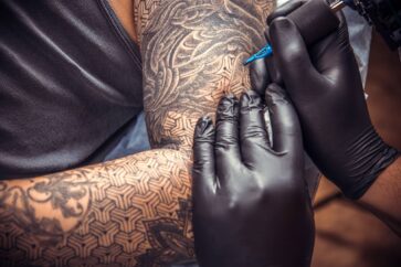 Tatuatore realizza tatuaggio